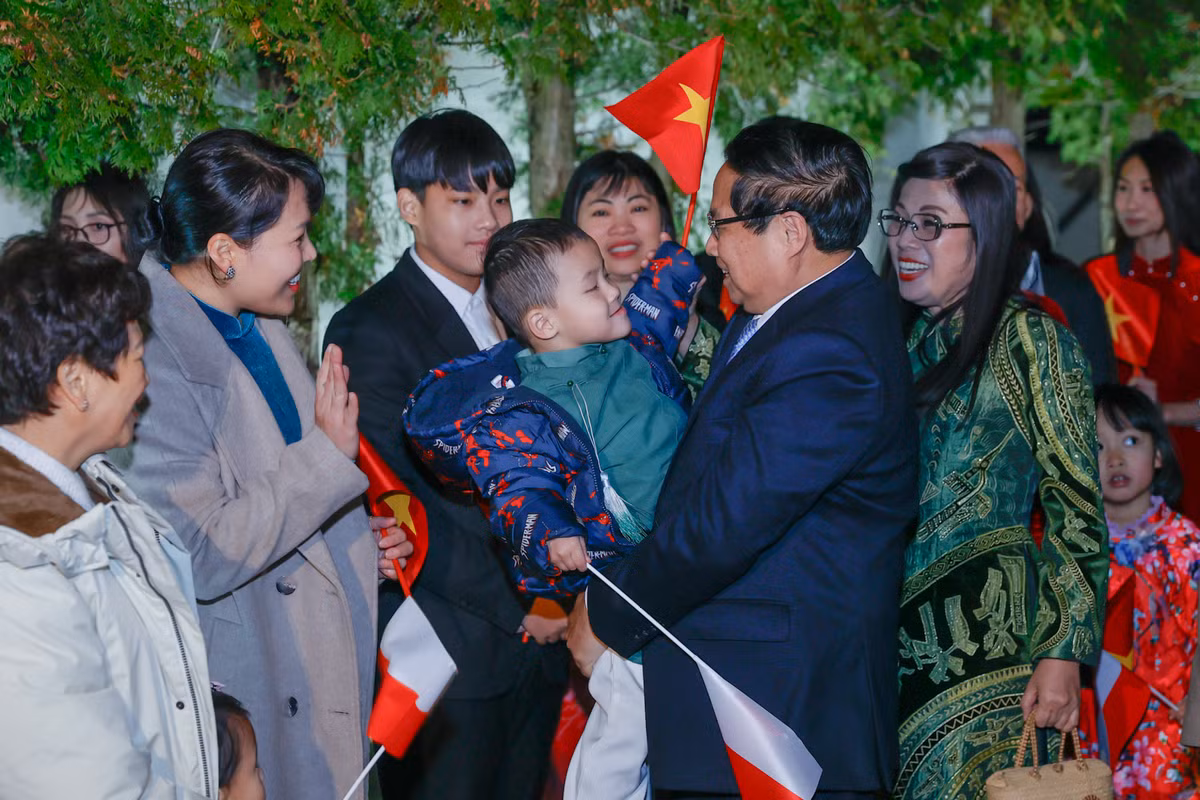 Cùng dự cuộc gặp có đồng chí Nguyễn Văn Nên, Ủy viên Bộ Chính trị, Bí thư Thành ủy TPHCM, các đồng chí Ủy viên Trung ương Đảng, lãnh đạo các bộ, ban, ngành, cơ quan Trung ương, địa phương, thành viên đoàn công tác. - Ảnh: VGP/Nhật Bắc