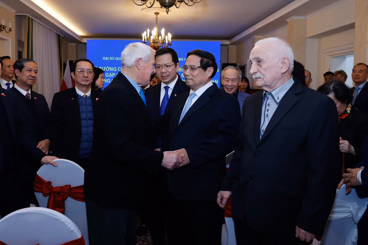 Thủ tướng trò chuyện và tặng quà với cựu chiến binh từng tham gia các ủy ban đình chiến sau Hiệp định Geneva năm 1954 và Hiệp định Paris năm 1973 về Việt Nam - Ảnh: VGP/Nhật Bắc