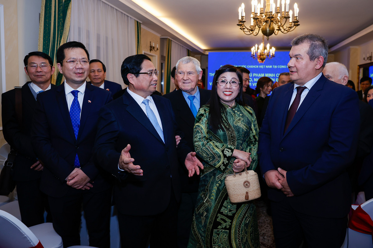 Thủ tướng trò chuyện anh Hồ Chí Dũng, con trai đồng chí Hồ Chí Toán – người Ba Lan gốc Do Thái, tên thật là Stefan Kubiak, bị Pháp bắt đi lính Lê-dương, nhưng sớm giác ngộ chạy sang hàng ngũ Việt Minh và là người được Bác Hồ nhận làm con nuôi - Ảnh: VGP/Nhật Bắc