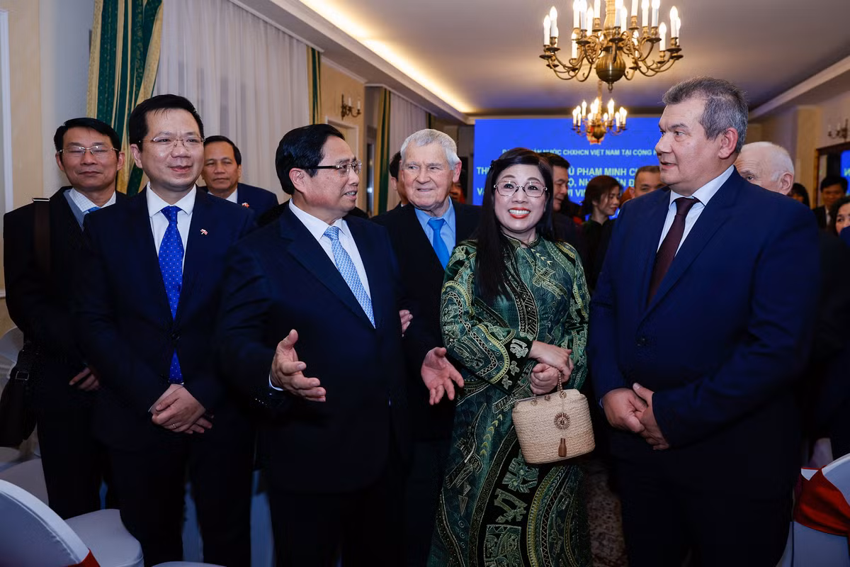 Thủ tướng trò chuyện anh Hồ Chí Dũng, con trai đồng chí Hồ Chí Toán – người Ba Lan gốc Do Thái, tên thật là Stefan Kubiak, bị Pháp bắt đi lính Lê-dương, nhưng sớm giác ngộ chạy sang hàng ngũ Việt Minh và là người được Bác Hồ nhận làm con nuôi - Ảnh: VGP/Nhật Bắc