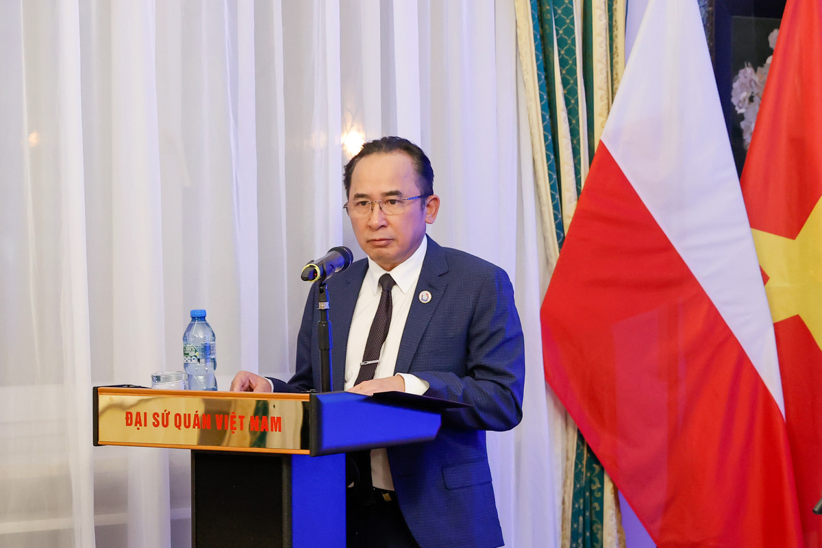 Ông Trần Anh Tuấn, Ủy viên Ủy ban Trung ương Mặt trận Tổ quốc Việt Nam, Chủ tịch Hội người Việt Nam tại Ba Lan, nhắc đến kỷ niệm trong dịp đại dịch Covid-19 và cho biết sau mỗi khó khăn, cộng đồng người Việt Nam tại Ba Lan ngày càng đoàn kết, mạnh mẽ hơn. Ảnh: VGP/Nhật Bắc