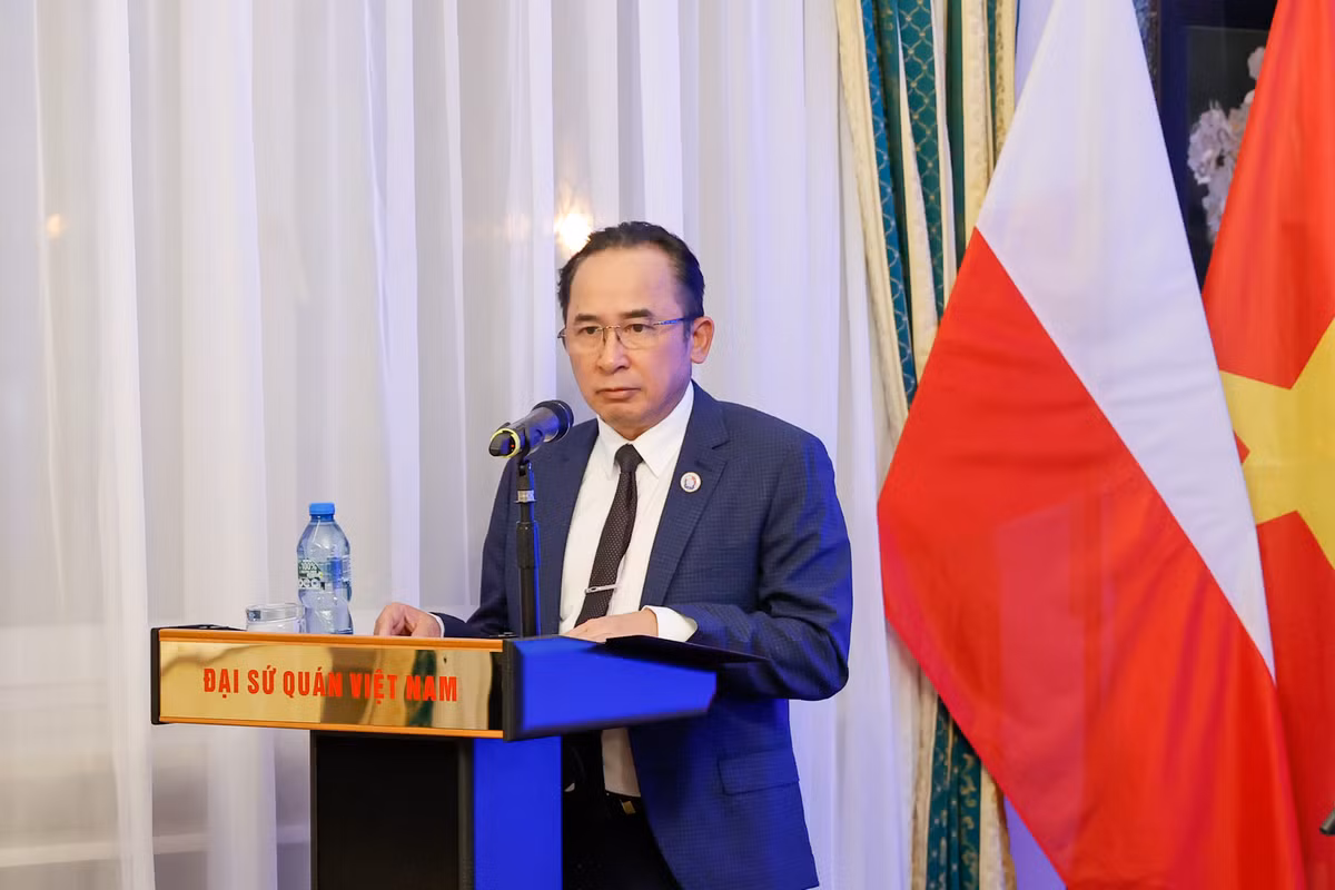 Ông Trần Anh Tuấn, Ủy viên Ủy ban Trung ương Mặt trận Tổ quốc Việt Nam, Chủ tịch Hội người Việt Nam tại Ba Lan, nhắc đến kỷ niệm trong dịp đại dịch Covid-19 và cho biết sau mỗi khó khăn, cộng đồng người Việt Nam tại Ba Lan ngày càng đoàn kết, mạnh mẽ hơn. Ảnh: VGP/Nhật Bắc