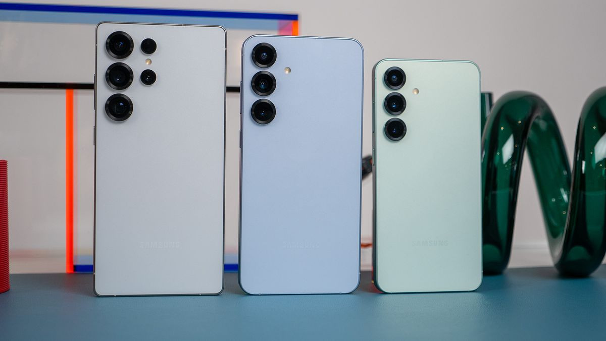 Dòng Galaxy S25 được Samsung tối ưu để trở thành dòng máy mỏng nhất lịch sử: • Galaxy S25: 70,5 × 146,9 × 7,2mm, nặng 162g. • Galaxy S25+: 75,8 × 158,4 × 7,3mm, nặng 190g. • Galaxy S25 Ultra: 77,6 × 162,8 × 8,2mm, nặng 218g. Ảnh: Live Unpacked