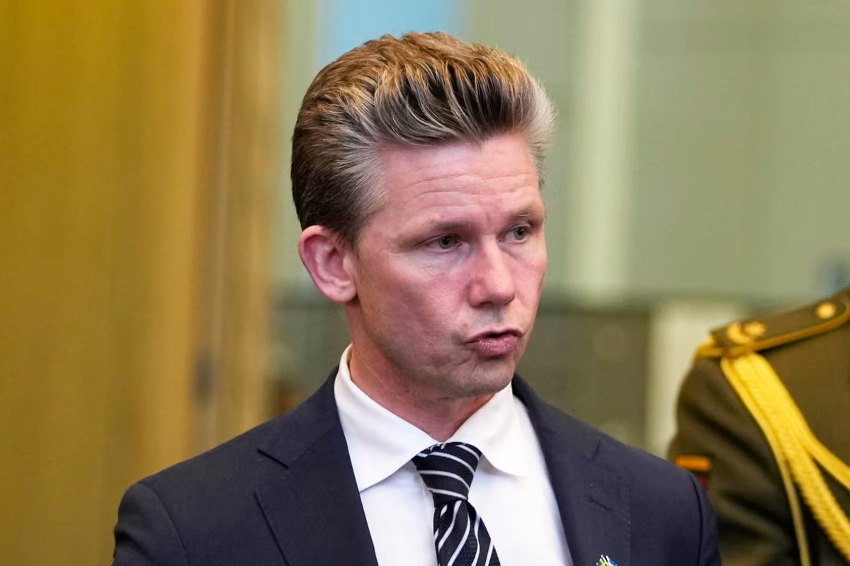 UAV NATO lao vào trận địa mà không cần người điều khiển UAV NATO lao vao tran dia ma khong can nguoi dieu khien