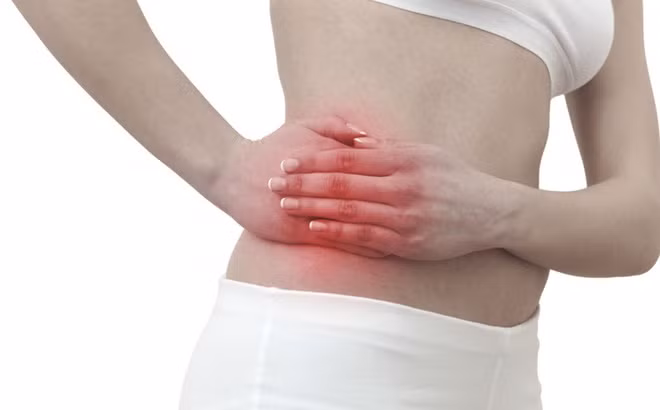 Buồn nôn và nôn ói Trong quá trình ngủ, nếu thường xuyên có cảm giác buồn nôn, nôn ói thì cũng cần phải cảnh giác cao độ, nó rất có thể liên quan đến tổn thương gan. Bởi vì gan, là một phần của cơ quan tiêu hóa, có thể tiết ra dịch mật và thúc đẩy quá trình tiêu hóa thức ăn. Chức năng gan đã giảm và khả năng tiêu hóa thức ăn của cơ thể cũng giảm.