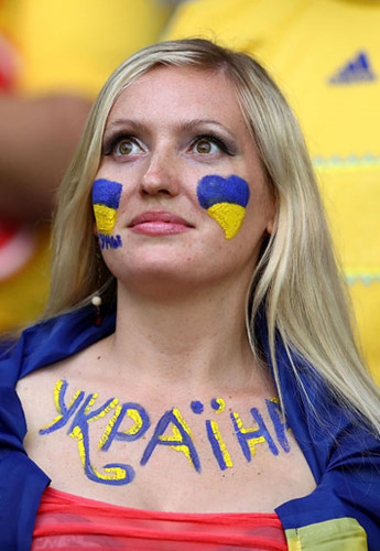 Cô gái Ukraine tới cổ động cho đội nhà ở Pháp.