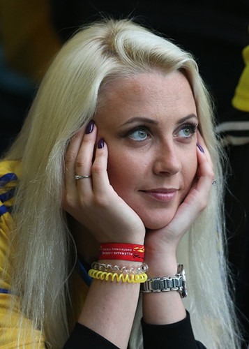 Hồi hộp theo dõi diễn biến trận đấu.