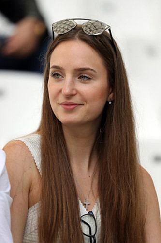 Ngắm nhan sắc một nữ CĐV vô tình lọt vào ống kính phóng viên tác nghiệp trong ngày hội bóng đá châu Âu.