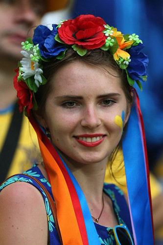 Một vẻ đẹp khác của nữ CĐV Ukraine