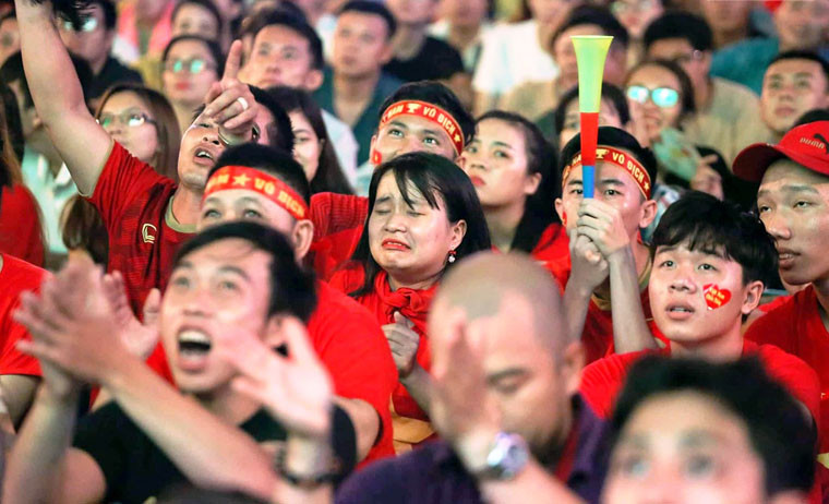 Niềm vui với đủ sắc thái trên gương mặt của các CĐV...