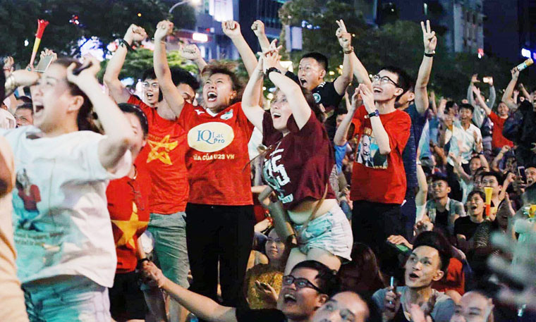 Người dân Sài Gòn có một "đêm trắng" để mừng chiế thắng của các chàng trai bóng đá Việt Nam.