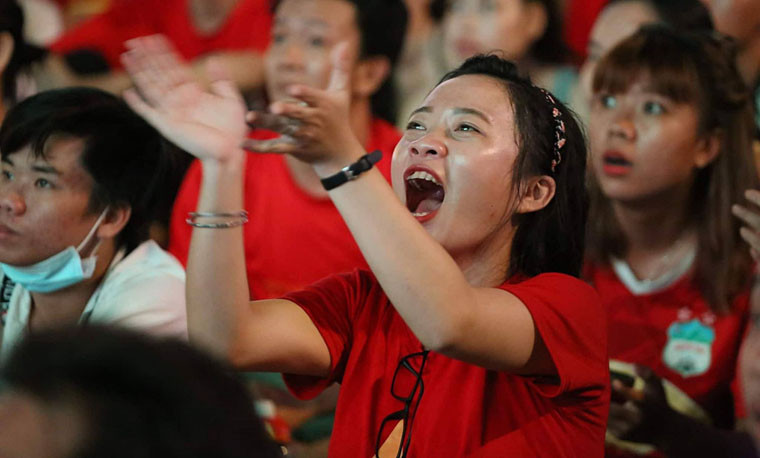 CĐV hân hoan, sung sướng sau cú lập công của Anh Đức.