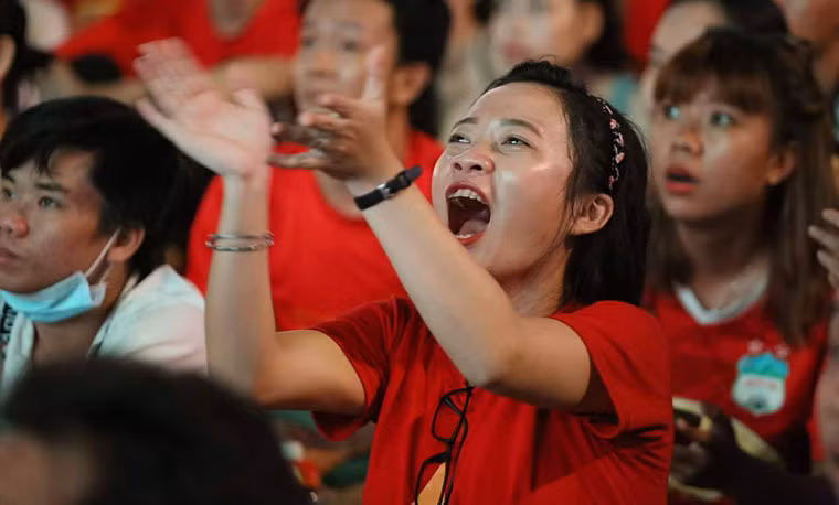 CĐV hân hoan, sung sướng sau cú lập công của Anh Đức.