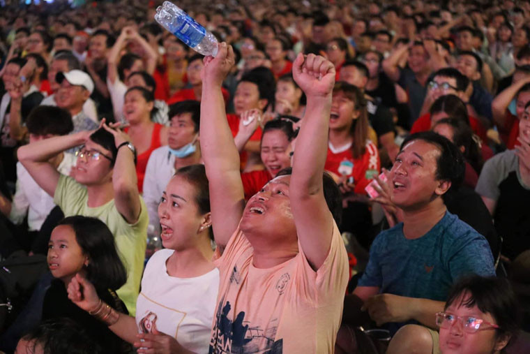 Niềm sung sướng của hàng vạn CĐV ở TP HCM.