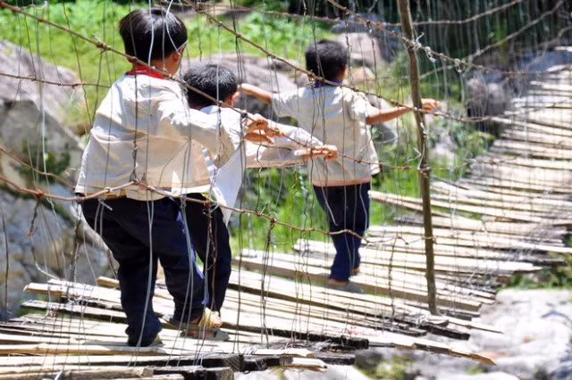 Nhiều em nhỏ ở xã Ba Xa, huyện Ba Tơ, Quảng Ngãi muốn tới trường phải đi qua một cây cầu treo tạm bợ bắc ngang sông Re ở xã này. Cây cầu treo dài khoảng 50m, cao 15m nằm vắt vẻo hai bên vách núi là nỗi ám ảnh của người dân nơi đây, nhưng cũng là con đường duy nhất để vượt qua sông Re.