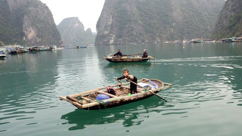 Bé gái học sinh lớp 1, trường tiểu học Cửa Vạn (Hùng Thắng, Hạ Long) cũng như những học sinh khác nơi đây hàng ngày phải một mình chèo con thuyền nan mỏng manh đi học.