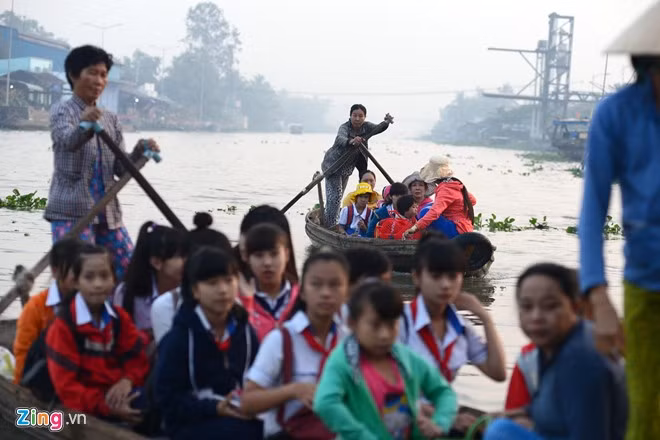 Dù không có áo phao, nguy hiểm tới tính mạng nhưng các em vẫn liều mạng đi học bởi đây là cách duy nhất để các em có thể tiếp cận với con chữ.