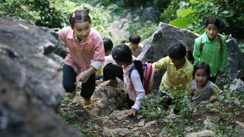 Nhiều học sinh tiểu học người H’ Mông ở bản Mu Màn (Thượng Nung, Võ Nhai, Thái Nguyên) để đến được Trường Tiểu học Lũng Cà phải mất gần 2 giờ băng rừng, leo đồi núi, bám đá bằng cả hai tay. Nhiều đoạn đồi núi dốc, đất đá lởm chởm rất nguy hiểm.