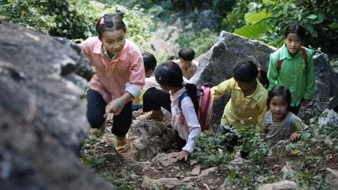 Nhiều học sinh tiểu học người H’ Mông ở bản Mu Màn (Thượng Nung, Võ Nhai, Thái Nguyên) để đến được Trường Tiểu học Lũng Cà phải mất gần 2 giờ băng rừng, leo đồi núi, bám đá bằng cả hai tay. Nhiều đoạn đồi núi dốc, đất đá lởm chởm rất nguy hiểm.