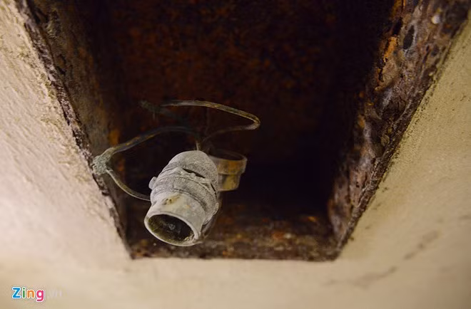 Chân một chiếc đèn cổ.