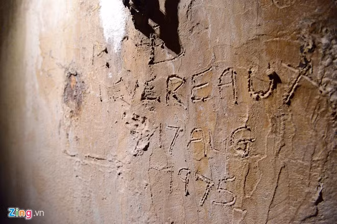 Bút tích của nhà ngoại giao Australia, Bob Devereaux. Ông khắc tên mình lên tường hầm vào năm 1975. Sau này khi trở lại thăm nơi này, ông cho biết đây chính là khoảnh khắc xúc động nhất.