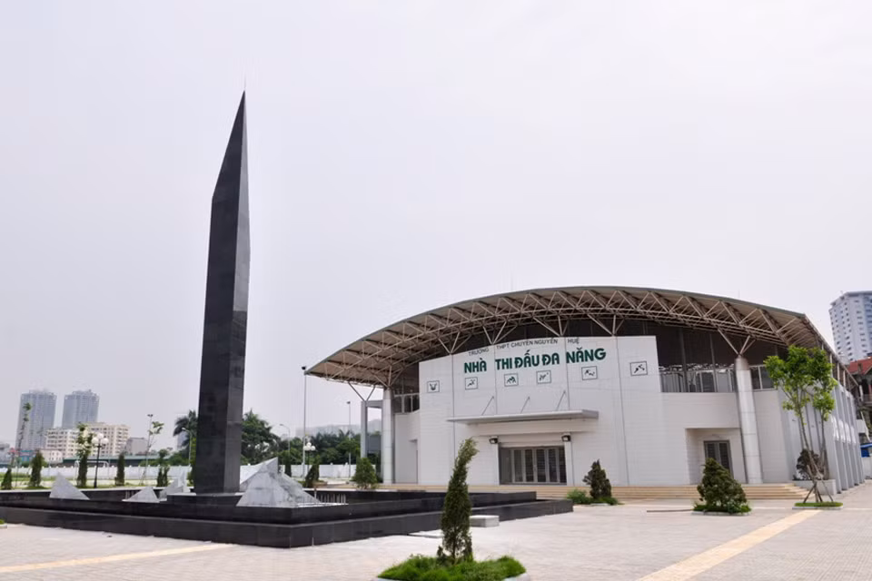 Trường có nhà thi đấu đa năng hiện đại, quy mô. Trước nhà thi đấu đa năng có tháp tri thức - đây là biểu tượng của trường.