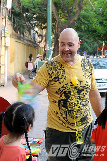 Các em nhỏ, dù có mua hay chỉ ghé qua để nghịch ngợm những món đồ chơi cũng được David tiếp đón niềm nở.