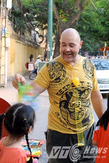 Các em nhỏ, dù có mua hay chỉ ghé qua để nghịch ngợm những món đồ chơi cũng được David tiếp đón niềm nở.