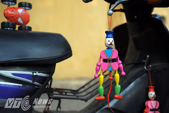 Không chỉ dừng lại ở việc mở một sạp hàng bán quần áo ở chợ đêm phố cổ Hà Nội, gần đây David còn có ý tưởng tự làm và bán những món đồ chơi Made in Vietnam.