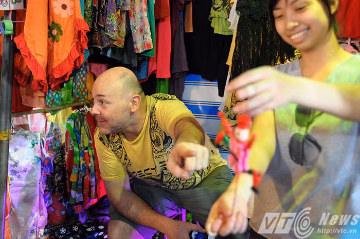 Những món đồ chơi thú vị được David quảng cáo là Made in Viet Nam luôn thu hút được rất nhiều sự quan tâm của du khách.