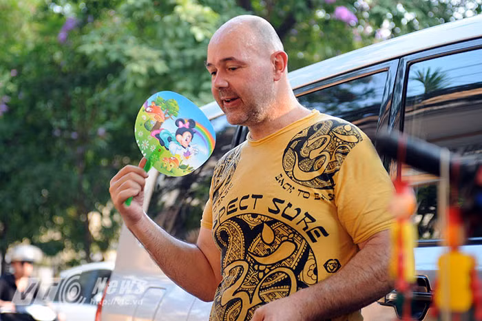  Ông Tây bán hàng rong, nói chuyện bằng tiếng Việt này tên là David Cohen. David Cohen, sinh năm 1972 tại Canes, Pháp. David đến Việt Nam từ năm 2008 và từng được biết đến là người ngoại quốc duy nhất có sạp hàng ở chợ đêm phố cổ Hà Nội.