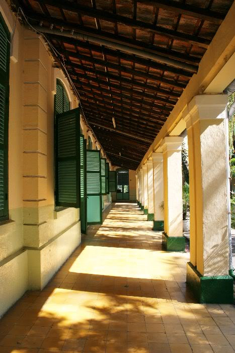 Ngôi trường có kiến trúc rất độc đáo với hình chữ "Khẩu" do 4 tòa nhà ghép lại tạo thành.