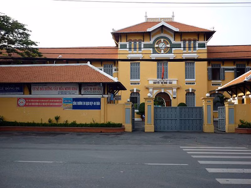 Trường THPT Nguyễn Thị Minh Khai (còn được gọi là trường nữ Gia Long, trường nữ sinh Áo Tím) được thành lập từ năm 1915. Cùng với trường Marie Curie và chuyên Lê Hồng Phong, trường Nguyễn Thị Minh Khai là một trong những trường lâu đời nhất ở Sài Gòn.