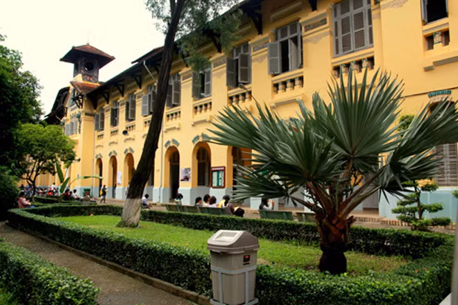 So với nhiều trường đại học trong thành phố, sinh viên học tại ngôi trường này có một không gian lãng mạn với những dãy nhà mang sắc vàng xưa cũ, những vòm cửa uốn cong mềm mại hay ghế đá yên bình dưới tán lá xanh.