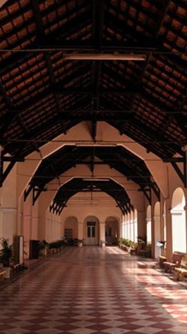 Kiến trúc cổ điển kiểu Pháp bên trong ngôi trường.