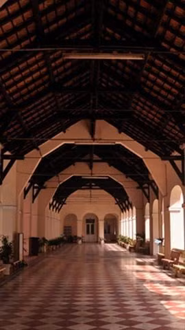 Kiến trúc cổ điển kiểu Pháp bên trong ngôi trường.