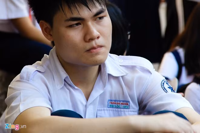 Những nam sinh cũng cố nén xúc động để không rơi nước mắt.