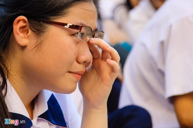 Hồng Hân (ảnh) tâm sự, giây phút này em vừa vui lại vừa buồn khi không còn được cắp sách đến trường nữa. "Tuổi học trò là quãng thời gian đẹp nhất, ý nghĩa nhất mà rồi cũng phải xa", Hân nói.
