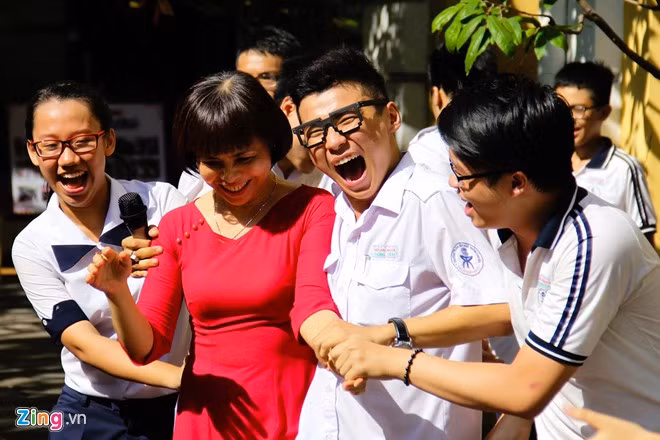 Hình ảnh buổi tri ân thầy cô giáo mang tên "Vòng tròn yêu thương" trên sân trường THPT chuyên Trần Đại Nghĩa (TP HCM) chiều 14/5. Chỉ còn một tuần lễ nữa các nam, nữ sinh lớp 12 sẽ phải chia tay tuổi học trò.