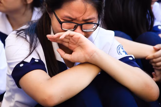 Nhiều bạn gái không thể kìm được giọt nước mắt.