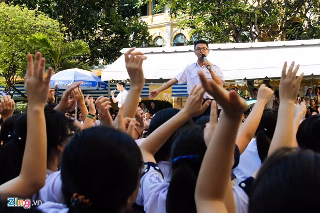 "Mong ước kỷ niệm xưa", một ca khúc về quãng đời học sinh được cất lên. Tất cả cùng hòa nhịp chung vui và hát lên khiến sân trường rất sôi động.