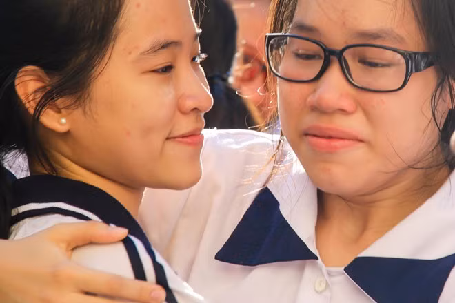 Những cái ôm thật chặt, an ủi, động viên nhau.