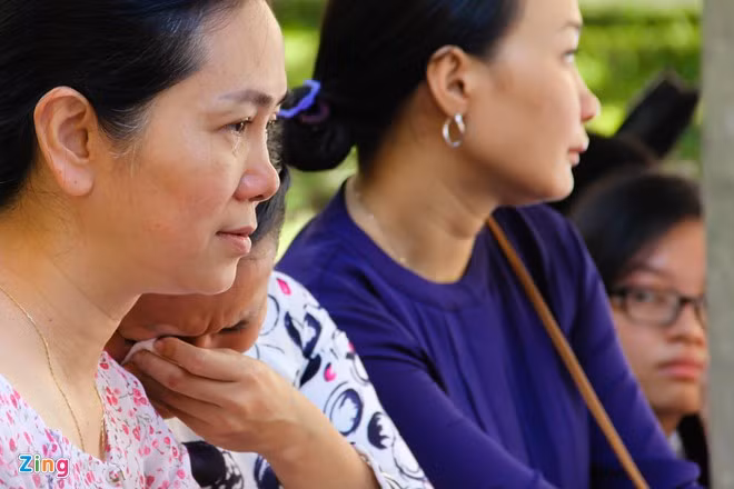 Hòa cùng tiếng cười vui là giọt nước mắt xúc động của các nhà giáo khi nghe các bạn trẻ gửi lời cảm ơn và xin lỗi. "Chúng em mong cô tha thứ vì những lần quá nghịch ngợm, đã làm cô phải phiền lòng vì đám học trò của mình", một nam sinh phát biểu.