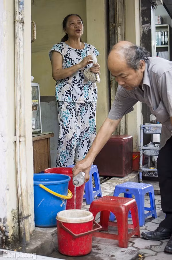 Sau đó chắt vào xô dự trữ để sử dụng.