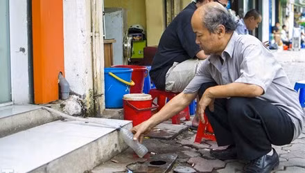 Được biết, hơn 100 hộ dân của Khu tập thể trên đang là khách hàng của Xí nghiệp Kinh doanh nước sạch Hoàn Kiếm (Công ty TNHH MTV Nước sạch Hà Nội) tại địa chỉ số 8C, phố Đinh Công Tráng (Hoàn Kiếm – Hà Nội). Trong ảnh là một hộ dân phải hứng nước từ điều hòa để dùng.