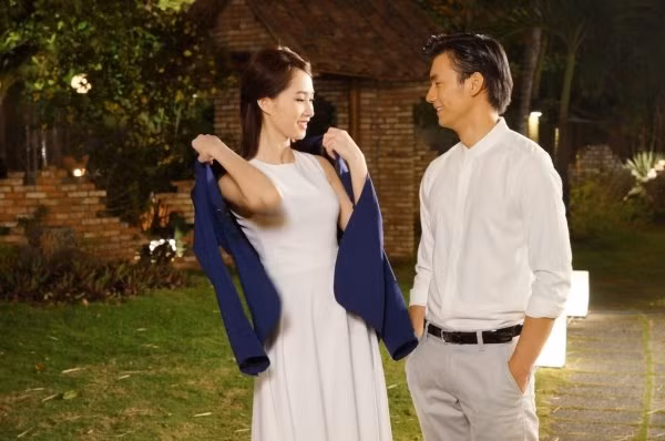 10 năm sau, cô Nhã Phương ngày nào đã hoàn toàn lột xác, thành một cô gái đẹp hút hồn với phong cách thời trang thanh lịch. Tham dự buổi họp lớp, Nhã Phương khiến bạn bè bất ngờ, chính Hùng cũng không nhận ra cô gái ngày xưa từng theo đuổi mình.