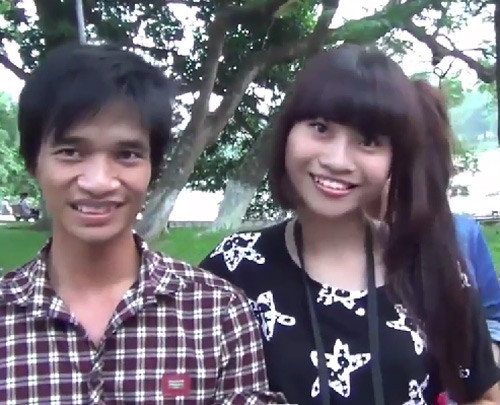 Trước đó, "ca sĩ" Lệ Rơi cũng từng dính tin đồn "cặp kè" với một cô gái hot girl xinh xắn khi loạt bức ảnh chụp chung với cô gái này được tung lên mạng.