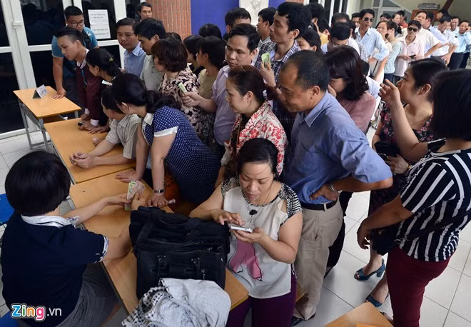 13h30 ngày 5/5, hàng trăm phụ huynh xếp hàng quanh khu vực văn phòng trường dân lập Lương Thế Vinh (cơ sở C5 Nam Trung Yên, Hà Nội). Theo thông báo, buổi chiều, trường bán hồ sơ từ 14h tại 2 bàn phục vụ.