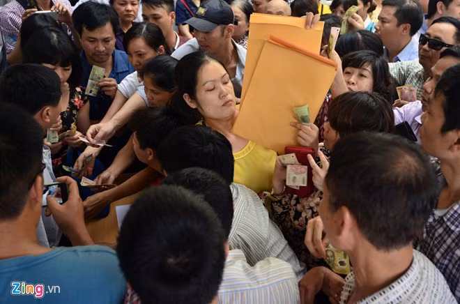 Nhiều phụ huynh phải nghỉ làm, chờ mua hồ sơ cho con mình.