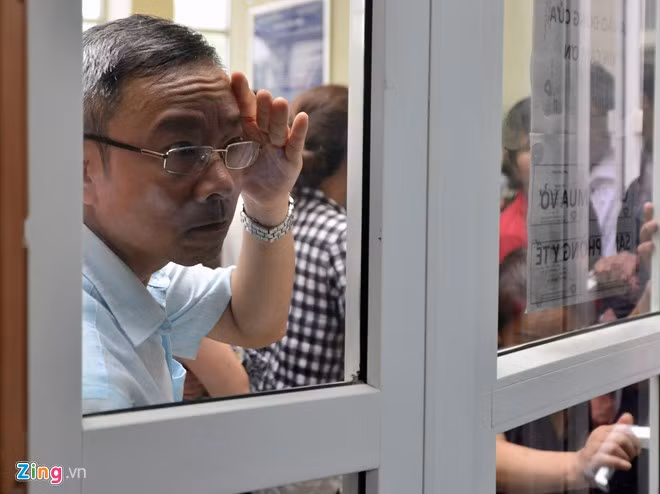 Phụ huynh sốt ruột ngó vào trong phòng làm việc, nơi các nhân viên của trường dân lập Lương Thế Vinh đang chuẩn bị đợt bán tiếp theo.